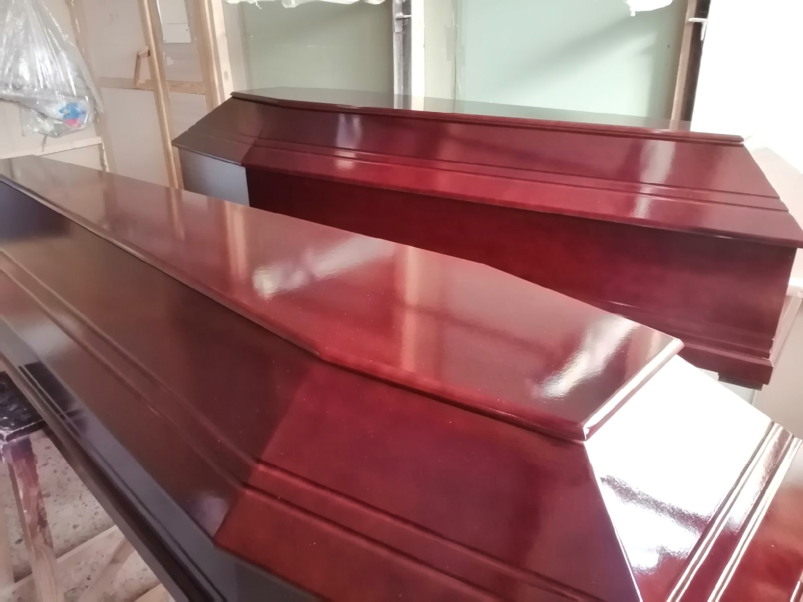 производство лакированных лаковых гробов